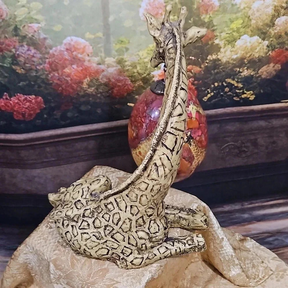 Giraffe holding an Ornament - Picture 8 of 13